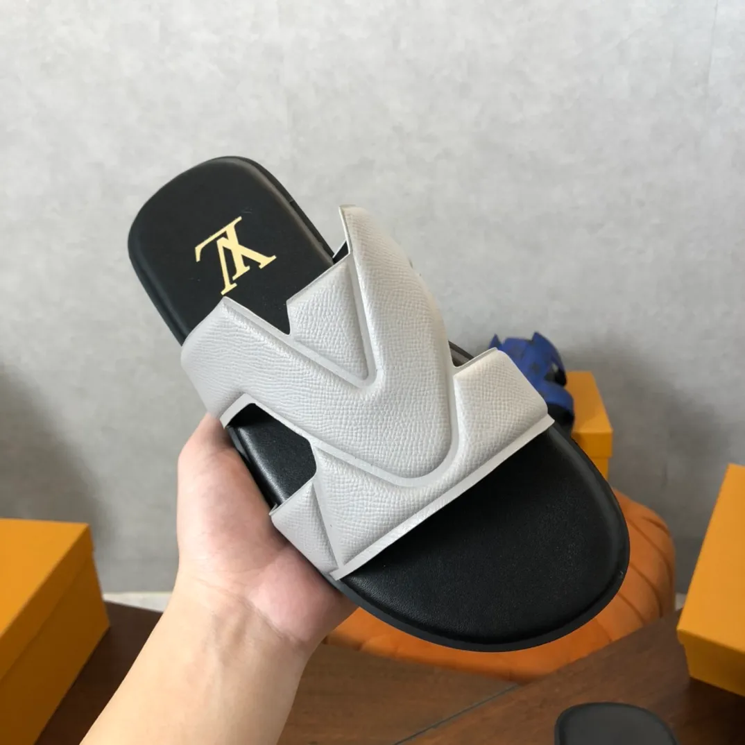 Factory price: 270💰LV counters are selling new brand luxury men's slippers, casual, loose and comfortable. The must-have model in the picture above [Happy][Happy], multiple colors available Size: 38-44, customized 45